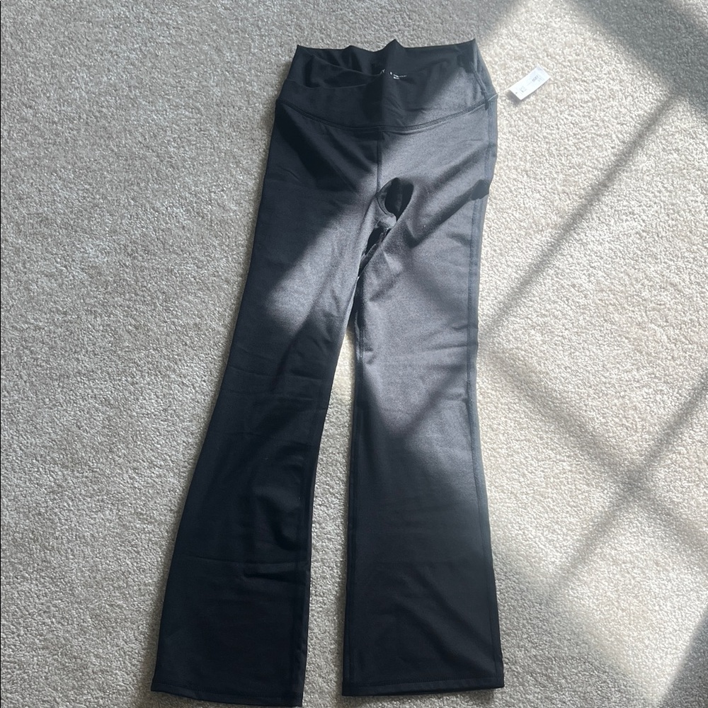Black Old Navy extra high rise  Flared boot cut Leggings
New with tags Size M